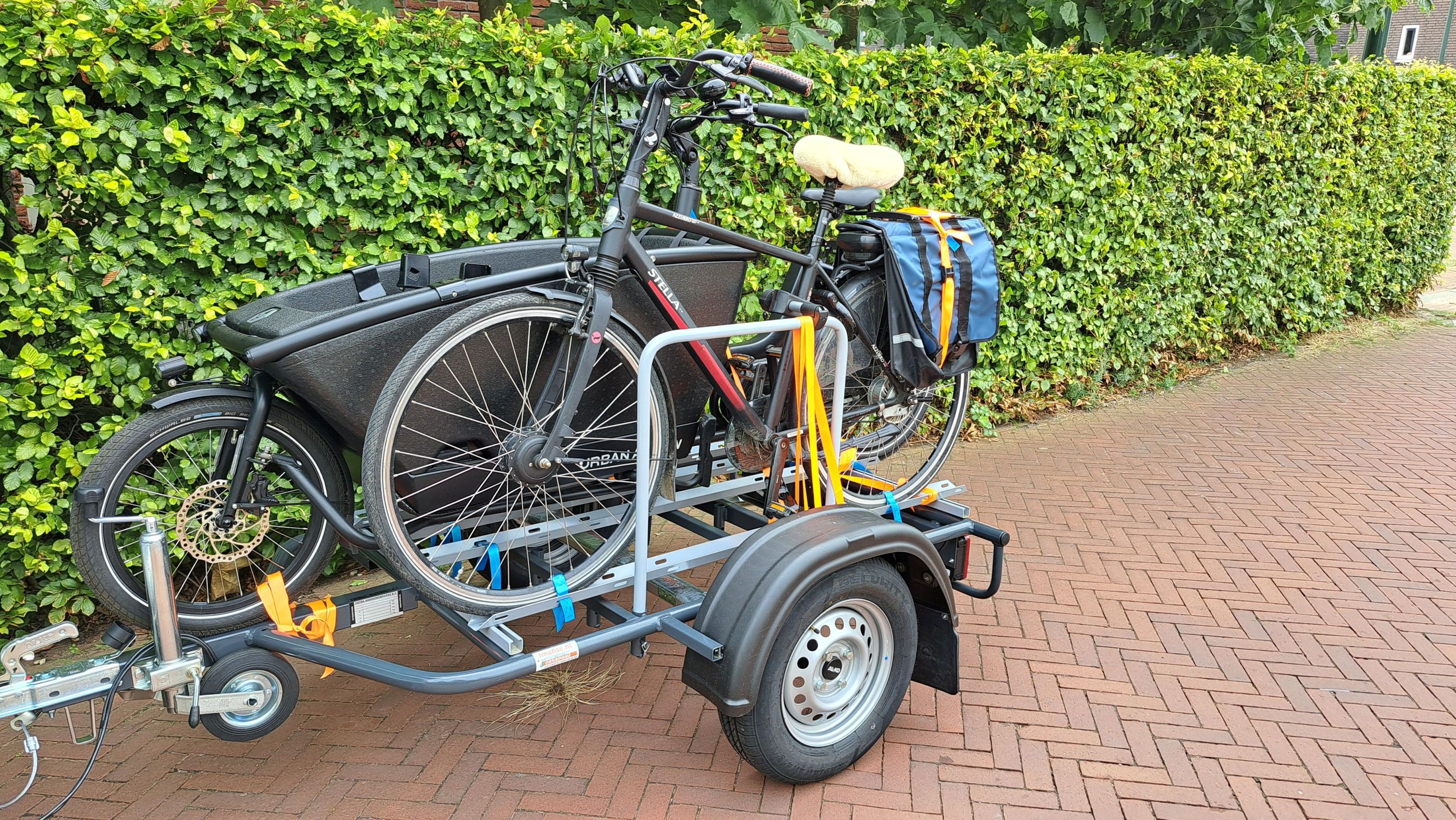 Bakfietsaanhanger met bakfiets en fiets