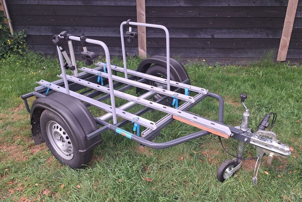 Bakfietsaanhanger zijaanzicht voor 4 fietsen