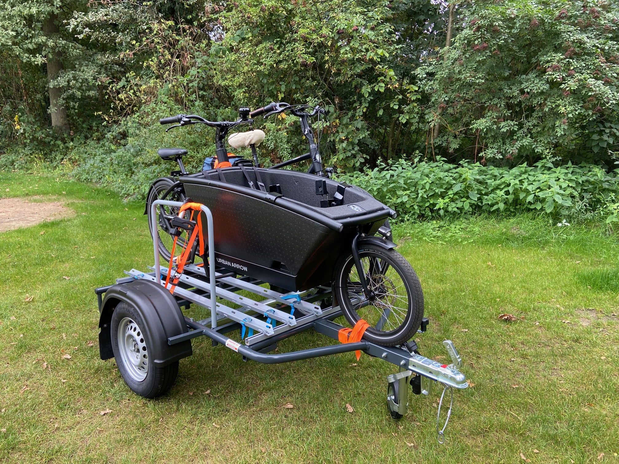 Bakfietsaanhanger met bakfiets en fiets op vakantie